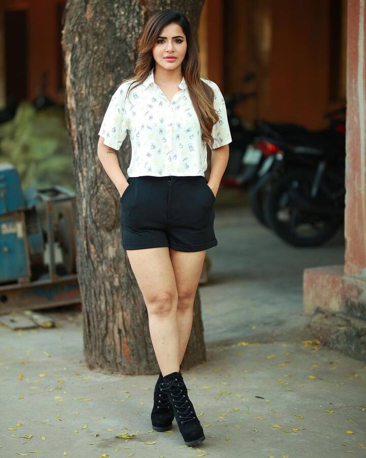 అషూరెడ్డి హాట్ ఫోటోస్ (Image credit: Instagram)