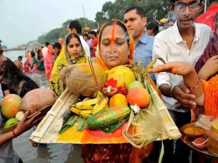 लोकआस्था के महापर्व छठ की आज से शुरुआत हो गई है. तीन दिन तक चलने वाले इस त्योहार का समापन सप्तमी के दिन होगा. पहले दिन नहाय-खाय, दूसरे दिन खरना और तीसर  दिन शाम के समय सूर्यदेव को अर्घ्य से चौथे दिन सुबह अर्घ्य के साथ ही छठ का समापन हो जाएगा. छठ पर्व पर छठी मैय्या और सूर्य देव के पूजन का विधान है. इस पूजा में प्रसाद में अलग-अलग फलों को चढ़ाया जाता है. आइए जानते हैं छटी मैय्या को प्रसन्न करने के लिए कौन-कौन से फल चढ़ाने चाहिए.