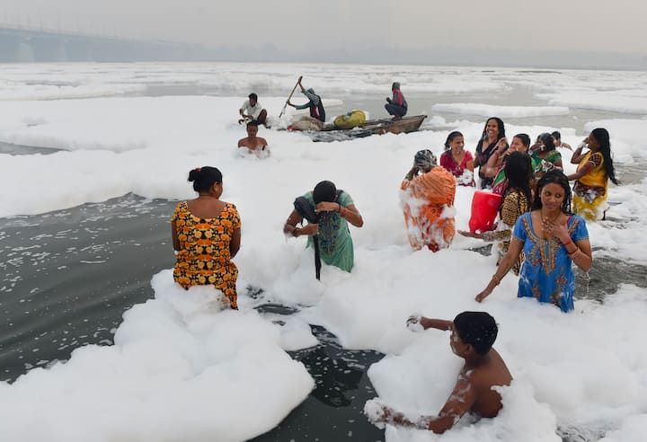 পরিবেশকর্মীরা আরও জানিয়েছেন, কল-কারখানার বর্জ্য পদার্থ যমুনা নদীর জলে অত্যধিক পরিমাণে মিশে যাওয়ার ফলেই দূষণের মাত্রা মারাত্মক আকার ধারণ করেছে।