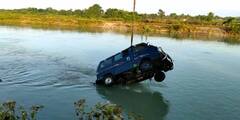 Jalpaiguri: গাজলডোবা ফুলবাড়ি তিস্তা ক্যানেলে তলিয়ে গেল চারচাকা, গাড়ির কাচ ভেঙে বেরোলেন ৪ যাত্রী