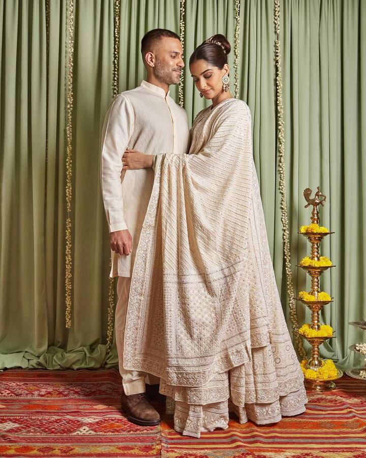 इसके साथ ही इस तस्वीर में आप देख सकते हैं कि आनंद आहूजा अपने फैशनस्ट पत्नी से नजरे नहीं हटा पा रहे हैं.