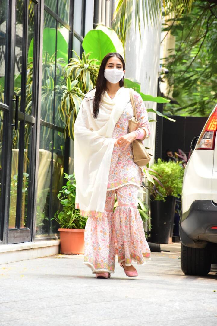दरअसल, सारा अली खान की ये फोटो मैडॉक के ऑफिस के बाहर की हैं. सारा अपने मैडॉक कंपनी के ऑफिस के बाहर स्पॉट की गई हैं.