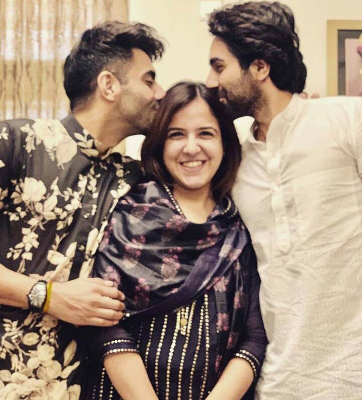 घर के कई कोनों में साइड टेबल पर लैंप और मूर्तियां भी सजाई गई हैं.