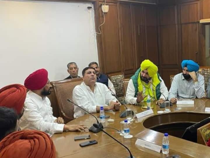 Punjab Election 2022: CHARANJIT CHANNI And Navjot Singh Sidhu meet amid differences over key appointments Punjab Election 2022: सीएम चरणजीत सिंह चन्नी और नवजोत सिद्धू की हुई मुलाकात, कई मुद्दों पर है मतभेद