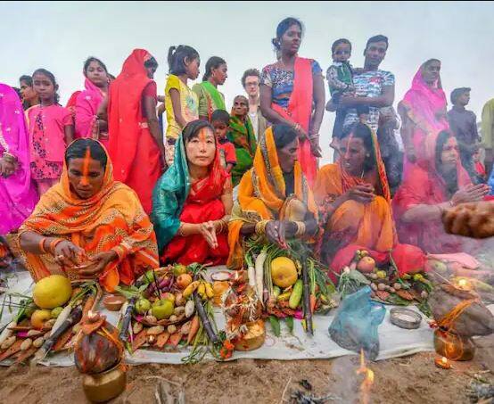 डाभ नींबू या अतर्रा नींबू छठी मैया को चढ़ाया जाता है. ये नींबू सामान्य नींबू से बड़ा होता है. साइज में बड़ा होने की वजह से इसे पशु-पक्षी नहीं खा पाते हैं लेकिन छठी मैया का ये नींबू बेहद पसंद. मैया का आशीर्वाद प्राप्त करने के लिए डाभ नींबू या अतर्रा नींबू जरूर चढ़ाया जाना चाहिए.