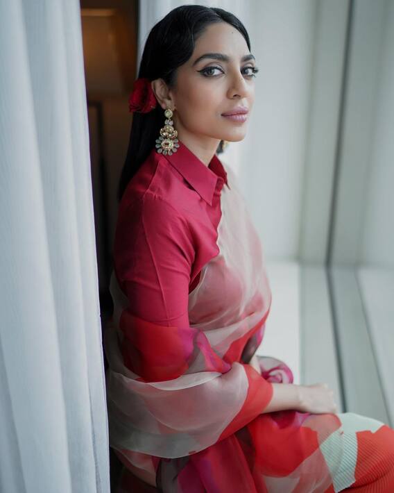 Sobhita Dhulipala: ఓర చూపులతో కవ్విస్తోన్న 'గూఢచారి' బ్యూటీ..