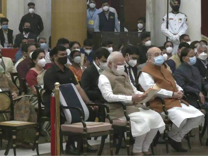 Padma Awards 2021: राष्ट्रपति भवन में 119 हस्तियां पद्म अवॉर्ड से सम्मानित, देखें Photos