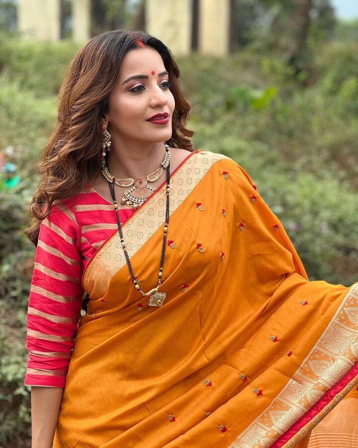 मोनालिसा ने छठ पूजा के मौके पर त्योहार के हिसाब से ही लुक लिया है. उन्होंने इसके लिए रेड और येलो कांबिनेशन की साड़ी चुनी है जो फेस्टिवल के लिहाज से परफेक्ट च्वॉइस है.