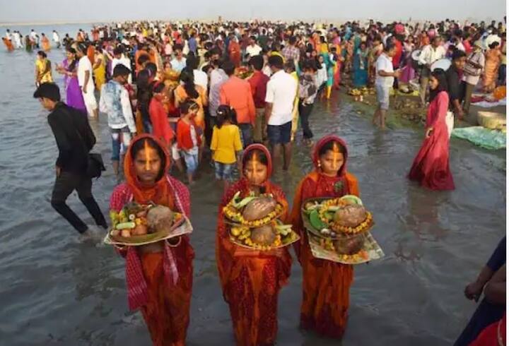 छठ के त्योहार में नारियल चढ़ाने का भी काफी महत्व है. छठ पर्व में पवित्रता का खास ध्यान रखा जाता है. नारियल चढ़ाने से घर में लक्ष्मी आती है. कुछ लोग नारियल चढ़ाने की मन्नत मांगते हैं. कुछ के डाले में कई नारियल होते हैं.