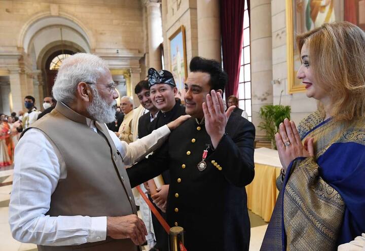 पंतप्रधान नरेंद्र मोदी, केंद्रीय गृहमंत्री अमित शहा आणि परराष्ट्र मंत्री एस. जयशंकर यांच्यासह अनेक सेलिब्रिटी यावेळी राष्ट्रपती भवनात उपस्थित होते.