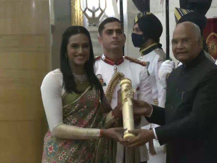 Padma Awards 2021: राष्ट्रपति भवन में 119 हस्तियां पद्म अवॉर्ड से सम्मानित, देखें Photos