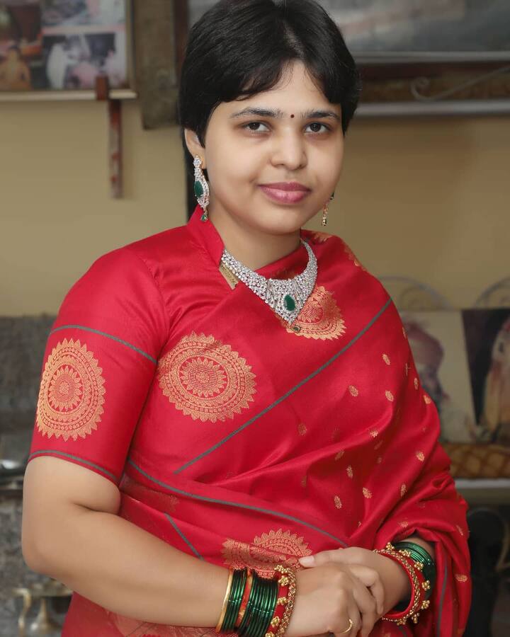 Bigg Boss Marathi 3: बिग बॉस मराठीच्या घरातून प्रत्येक आठवड्यात एक सदस्य घराबाहेर जात असतो. आजच्या भागात बिग बॉस मराठीच्या घरातून तृप्ती देसाई बाहेर पडल्या आहेत. तृप्ती देसाईंनी बिग बॉसच्या घराचा निरोप घेताना लवकरच राजकारणात प्रवेश करणार असल्याची माहिती दिली आहे.