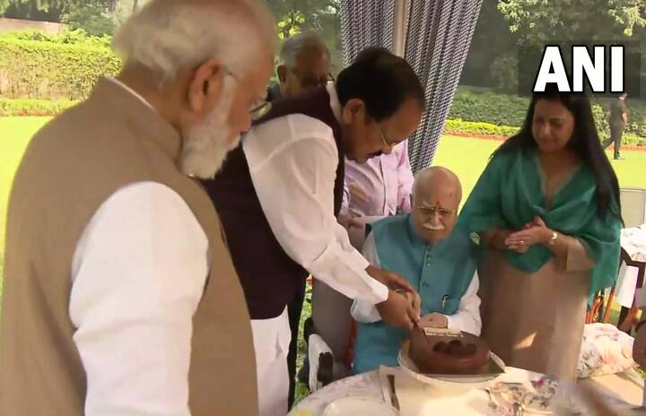 ఎల్‌కే అద్వానీ పుట్టినరోజు సందర్భంగా ఉపరాష్ట్రపతి వెంకయ్య నాయుడు, ప్రధాని నరేంద్ర మోదీ, రక్షణశాఖ మంత్రి రాజ్‌నాథ్ సింగ్, కేంద్ర హోంశాఖ మంత్రి అమిత్ షా సోమవారం ఉదయం ఢిల్లీలోని బీజేపీ సీనియర్ నేత ఇంటికి చేరుకున్నారు. (Photos: Twitter/ANI)