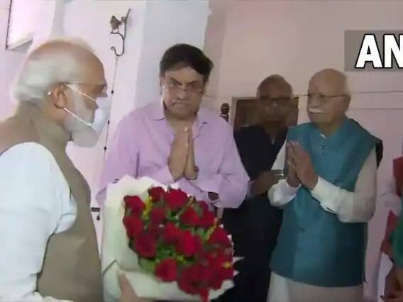 લાલકૃષ્ણ અડવાણીનો જન્મ સિંઘ પ્રાંત (હાલમાં પાકિસ્તાન)ના કરાંચી શહેરમાં એક સિંધી હિન્દુ પરિવારમાં થયો હતો, આ પૂર્વ વડાપ્રધાન અટલ બિહારી વાજપેયીની સરકારમાં દેશના ગૃહમંત્રી અને નાયબ વડાપ્રધાન રહ્યાં હતા.