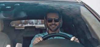 ਹਮੇਸ਼ਾ ਗੀਅਰ ’ਤੇ ਹੱਥ ਰੱਖਣਾ: ਵਾਹਨ ਚਲਾਉਂਦੇ ਸਮੇਂ ਜ਼ਿਆਦਾਤਰ ਲੋਕ ਇੱਕ ਹੱਥ ਸਟੀਅਰਿੰਗ 'ਤੇ ਤੇ ਦੂਜਾ ਹੱਥ ਗੀਅਰ 'ਤੇ ਰੱਖਦੇ ਹਨ। ਵੇਖਣ ਨੂੰ ਇਹ ਆਮ ਗੱਲ ਲੱਗਦੀ ਹੈ, ਪਰ ਇਸ ਨਾਲ ਤੁਸੀਂ ਅਣਜਾਣਪੁਣੇ ਵਿੱਚ ਹੀ ਆਪਣੇ ਵਾਹਨ ਦੇ ਗੀਅਰ ਬਾਕਸ ਨੂੰ ਨੁਕਸਾਨ ਪਹੁੰਚਾ ਰਹੇ ਹੁੰਦੇ ਹੋ। ਅਸਲ ਵਿੱਚ ਗੀਅਰ ਲੈਵਲ ਸ਼ਿਫਟਿੰਗ ਰਿਲਸ ਦੇ ਉੱਪਰ ਹੁੰਦੀ ਹੈ।