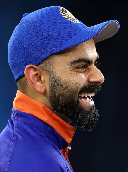 ਕੋਹਲੀ ਦੇ ਨਾਂ ਅੰਤਰਰਾਸ਼ਟਰੀ ਕ੍ਰਿਕਟ 'ਚ 70 ਸੈਂਕੜੇ ਹਨ। ਉਸ ਤੋਂ ਅੱਗੇ ਸਿਰਫ਼ ਰਿਕੀ ਪੋਂਟਿੰਗ (71 ਸੈਂਕੜੇ) ਅਤੇ ਸਚਿਨ ਤੇਂਦੁਲਕਰ (100 ਸੈਂਕੜੇ) 'ਤੇ ਹਨ। ਕੋਹਲੀ ਨੇ ਹੁਣ ਤੱਕ ਅੰਤਰਰਾਸ਼ਟਰੀ ਕ੍ਰਿਕਟ 'ਚ 23159 ਦੌੜਾਂ ਬਣਾਈਆਂ ਹਨ। ਉਹ ਸਭ ਤੋਂ ਵੱਧ ਦੌੜਾਂ ਬਣਾਉਣ ਦੇ ਮਾਮਲੇ 'ਚ 7ਵੇਂ ਨੰਬਰ 'ਤੇ ਹੈ। ਅੱਜ (5 ਨਵੰਬਰ) ਵਿਰਾਟ ਕੋਹਲੀ ਦਾ 33ਵਾਂ ਜਨਮਦਿਨ ਹੈ। ਇਸ ਖਾਸ ਮੌਕੇ 'ਤੇ ਦੇਖਦੇ ਹਾਂ ਉਨ੍ਹਾਂ ਦੁਆਰਾ ਖੇਡੀਆਂ ਗਈਆਂ 5 ਬਿਹਤਰੀਨ ਪਾਰੀਆਂ।