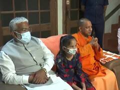 यूपी के कैराना में पलायन पीड़ित परिवारों से मिले सीएम योगी, कहा- पुरानी चीजों को भूलकर आगे बढ़ने का वक्त