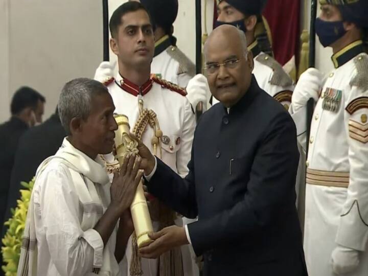 Padma Awards: संतरे बेचकर जमा-पूंजी से गरीबों के लिए खोला स्कूल, जानें पद्मश्री पाने वाले हरेकाला हजब्बा की कहानी Harekala Hajabba: From Selling Oranges to Building a School and Winning Padma Shri award Padma Awards: संतरे बेचकर जमा-पूंजी से गरीबों के लिए खोला स्कूल, जानें पद्मश्री पाने वाले हरेकाला हजब्बा की कहानी