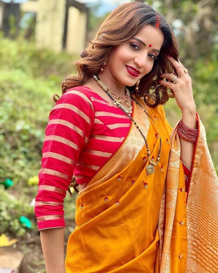 मोनालिसा के इस लुक को उनकी चूड़ियां और मंगलसूत्र कांप्लीमेंट कर रहे हैं. इन्हें पहनकर वे पूजा के लिए एकदम रेडी दिख रही हैं.