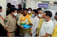 Kuppam Fight: కుప్పంలో ఎన్నికల టెన్షన్‌.. మున్సిపల్ కమిషనర్ కు పసుపు కుంకుమ అందజేసిన టీడీపీ నేతలు 