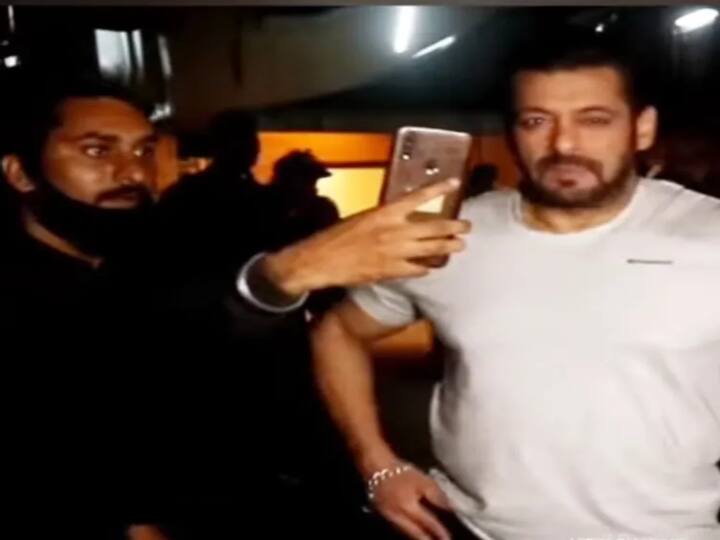 Fan who tried to take a selfie.. annoyed Salman's video goes on viral! Watch Video | சுத்தி.. சுத்தி.. செல்ஃபி..!  அட.. ஓரம்போங்க தம்பி.. கடுப்பான சல்மான்கான்! வைரல் வீடியோ!