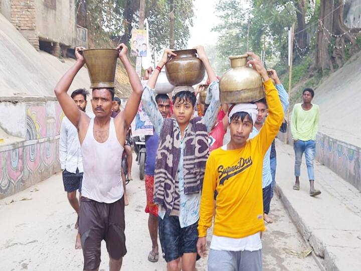 इस तस्वीर में आप देख सकते हैं कि कैसे लोग गंगा जल लेकर अपने माथे पर लेकर जा रहे हैं. गंगाजल का पूजा पाठ के साथ खीर और प्रसाद बनाने में इस्तेमाल किया जाता है. इसलिए लोग गंगा जल भर कर ले जाते हैं.