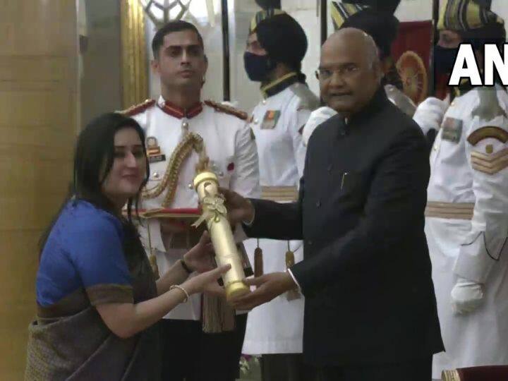 Padma Awards 2021: राष्ट्रपति भवन में 119 हस्तियां पद्म अवॉर्ड से सम्मानित, देखें Photos