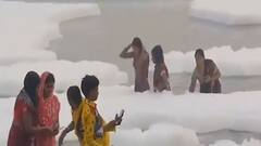 Bangla News: দিল্লিতে যমুনায় বিষাক্ত ফেনার উপরই চলছে ছটের পুণ্যস্নান