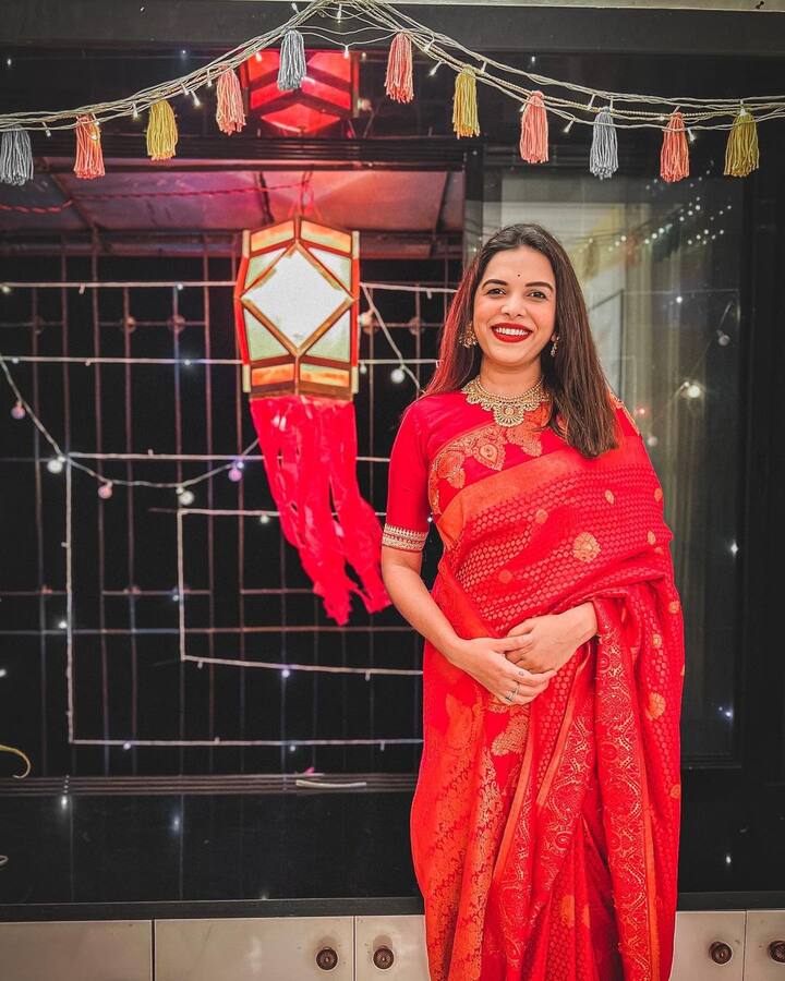 अभिनेत्री मिताली मयेकर आणि अभिनेता सिद्धार्थ चांदेकर यांनी त्याच्या रिलेशनशिपची जाहीर घोषणा केल्यापासून ते अगदी आता त्यांच्या लग्नानंतरही प्रत्येक वेळी प्रेक्षकांचं मन जिंकलय (फोटो : mitalimayekar /Instagram)