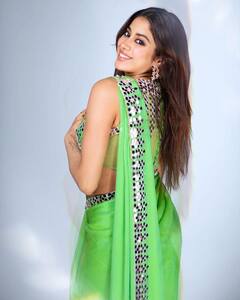 सिल्वर लहंगा और ग्रीन चोली पहन Janhvi Kapoor ने दिखाईं इतनी शोख अदाएं, फैन्स ने खूबसूरती देख थाम लिए दिल