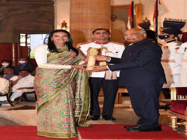 Padma Awards 2021 PV Sindhu awarded Padma Bhushan President Ramnath Kovind present Padma Awards Rashtrapati Bhawan Padma Awards 2021: பத்மபூஷண் விருது பெற்ற ஒலிம்பிக் நாயகி பி.வி.சிந்து.. ரசிகர்கள் வாழ்த்து!