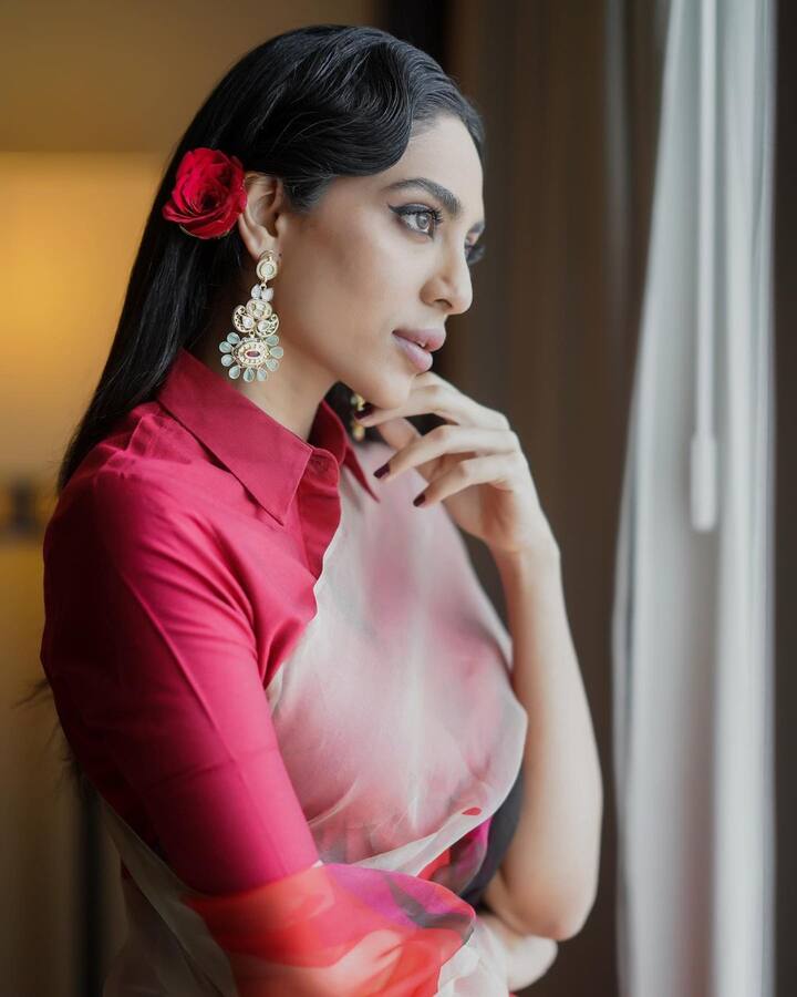 సినిమాలు, సిరీస్ లు అంటూ ఎంత బిజీగా ఉన్నా.. సోషల్ మీడియాలో చాలా యాక్టివ్ గా ఉంటుంది. (Courtesy : Instagram)