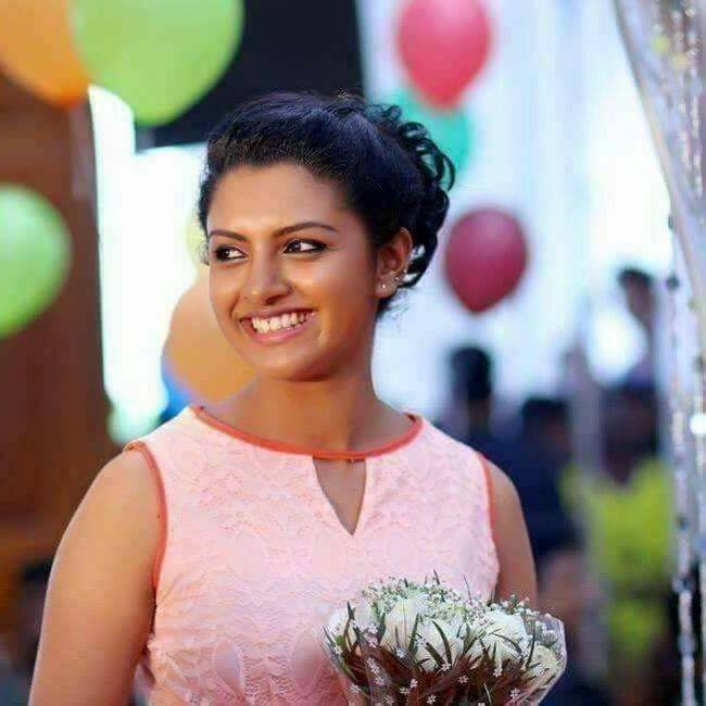 சிவப்பு மஞ்சள் பச்சை படத்திற்காக சிறந்த அறிமுக நடிகை விருதை வென்றுள்ளார்.
