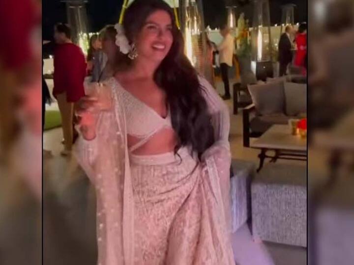 दिवाली पार्टी में Shah Rukh Khan के गाने पर जमकर थिरकीं Priyanka Chopra, सामने आया सेलिब्रेशन का वीडियो A video from Priyanka Chopra Diwali party has surfaced online in which she is seen dancing to a song from Shah Rukh Khan film दिवाली पार्टी में Shah Rukh Khan के गाने पर जमकर थिरकीं Priyanka Chopra, सामने आया सेलिब्रेशन का वीडियो