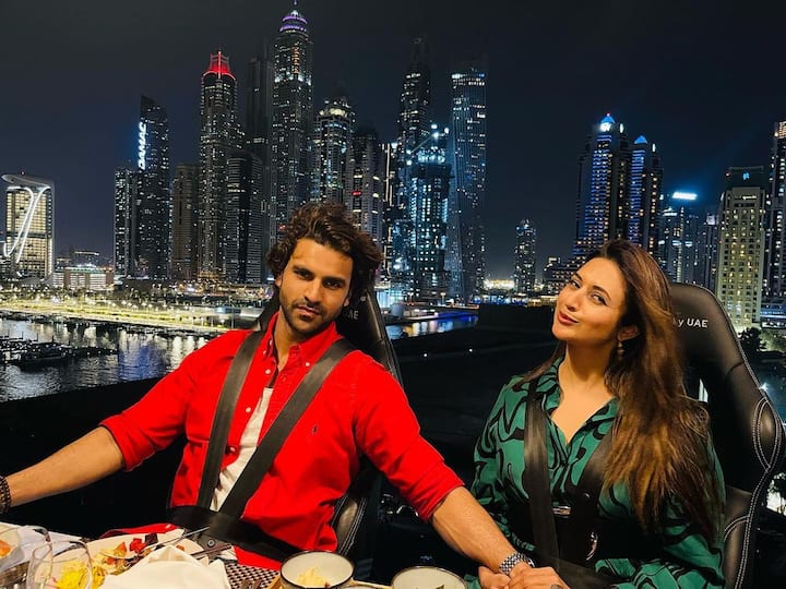 सामने आई इन तस्वीरों को देखने के बाद साफ हैं कि दोनों ने डिनर इन द एयर स्पेस को खूब इंजॉय किया और एक दूसरे के साथ जमकर मस्ती की.