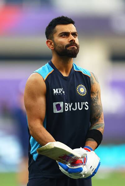 ਏਸ਼ੀਆ ਕੱਪ (2012) ਵਿੱਚ ਪਾਕਿਸਤਾਨ ਖ਼ਿਲਾਫ਼ 183 ਦੌੜਾਂ - ਕੋਹਲੀ ਨੇ ਢਾਕਾ ਵਿੱਚ ਪਾਕਿਸਤਾਨ ਖ਼ਿਲਾਫ਼ ਖੇਡੇ ਗਏ ਇਸ ਦਬਾਅ ਵਾਲੇ ਮੈਚ ਵਿੱਚ ਸ਼ਾਨਦਾਰ ਪਾਰੀ ਖੇਡੀ। ਇਸ ਮੈਚ 'ਚ ਪਾਕਿਸਤਾਨ ਨੇ ਪਹਿਲਾਂ ਬੱਲੇਬਾਜ਼ੀ ਕਰਦੇ ਹੋਏ 329 ਦੌੜਾਂ ਬਣਾਈਆਂ ਸਨ। ਭਾਰਤ ਦੀ ਪਹਿਲੀ ਵਿਕਟ ਗੌਤਮ ਗੰਭੀਰ ਦੇ ਰੂਪ 'ਚ ਜ਼ੀਰੋ 'ਤੇ ਆਊਟ ਹੋ ਗਈ। ਇਸ ਤੋਂ ਬਾਅਦ ਵਿਰਾਟ ਕੋਹਲੀ ਬੱਲੇਬਾਜ਼ੀ ਕਰਨ ਆਏ ਅਤੇ ਸਾਰੇ ਦਬਾਅ ਨੂੰ ਦੂਰ ਕਰ ਦਿੱਤਾ। ਕੋਹਲੀ ਨੇ 22 ਚੌਕਿਆਂ ਅਤੇ 1 ਛੱਕੇ ਦੀ ਮਦਦ ਨਾਲ ਆਪਣੇ ਕਰੀਅਰ ਦਾ ਸਰਵੋਤਮ ਸਕੋਰ 183 ਦੌੜਾਂ ਬਣਾਈਆਂ। ਇਸ ਪਾਰੀ ਦੀ ਬਦੌਲਤ ਭਾਰਤ ਨੇ ਇਹ ਮੈਚ 48 ਓਵਰਾਂ ਵਿੱਚ ਜਿੱਤ ਲਿਆ।