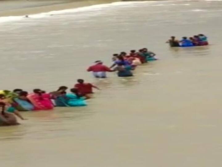 people walking in waist-deep water due to lack of bridge இடுப்பளவு தண்ணீரில் கல்யாண சீர்வரிசை.!  ஆபத்தை உணராமல் ரிஸ்க் எடுக்கும் கடலூர் கிராம மக்கள்!