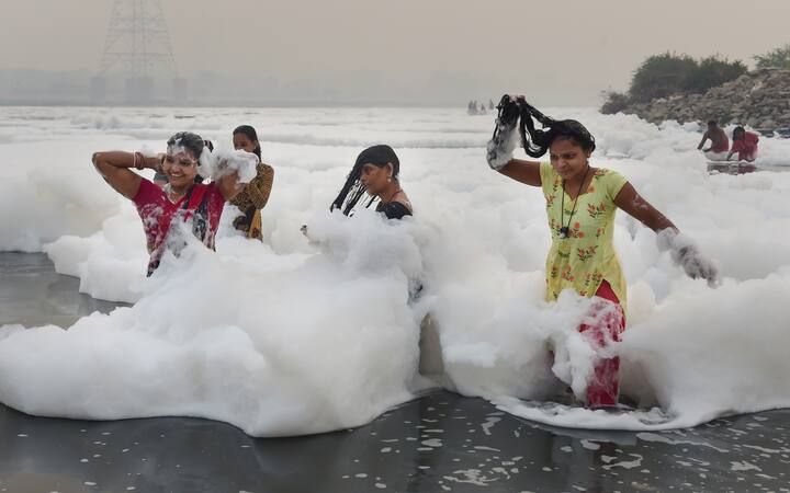 ছটপুজো উপলক্ষে সোমবার ছিল প্রথম স্নানের দিন। দেখা যায়, দূষিত জলেই স্নান ছাড়ছেন পুণ্যার্থীরা।