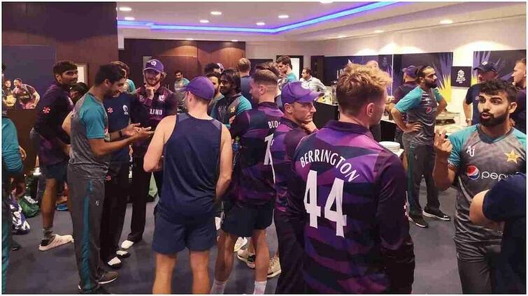 t20 wc 2021 : pakistani cricketer haris rauf birthday celebration with scotland players in pak dressing room, video પાકિસ્તાન સામે હાર છતાં સ્કૉટલેન્ડ ટીમ કોનો બર્થ-ડે ઉજવવા પાકિસ્તાનના ડ્રેસિંગ રૂમમાં ગઈ ? બર્થ ડે બોયે સૌથી પહેલાં કોને ખવડાવી કેક ? જુઓ વીડિયો