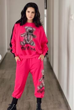 पिंक कैजुअल जॉगर में भी सोशल मीडिया पर आग लगा रहीं हैं Sunny Leone, वायरल फोटोज में देखिए सनी का क्यूट अंदाज