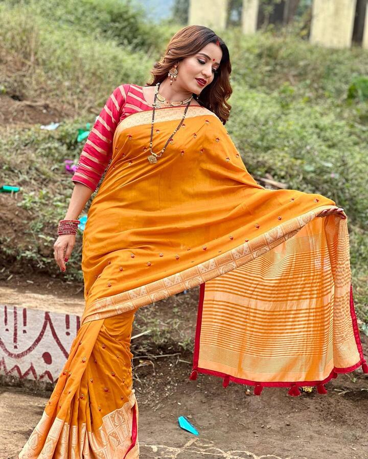 आपके बाल लुक को बिगाड़ते या निखारते हैं. मोनालिसा ने इस प्वॉइंट का भी पूरा ध्यान रखा है और वेवी बालों को खुला छोड़ा है जिससे वे बहुत ही खूबसूरत दिख रही हैं.