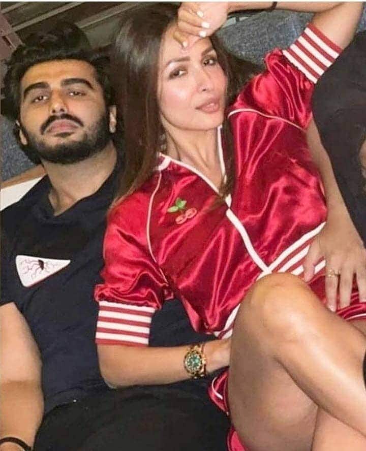 वहीं अब अर्जुन कपूर (Arjun Kapoor) ने खुद मलाइका अरोड़ा (Malaika Arora) संग बेहद दिलचस्प तस्वीर शेयर की है जिसे देखकर सभी हैरान हैं. इससे पहले मलाइका के प्रति अर्जुन कपूर (Arjun Kapoor) इस तरह अपने प्यार का इजहार करते नहीं दिखे. लिहाजा फैंस को उनका एक इजहार ए मोहब्बत खूब पसंद आ रहा है.