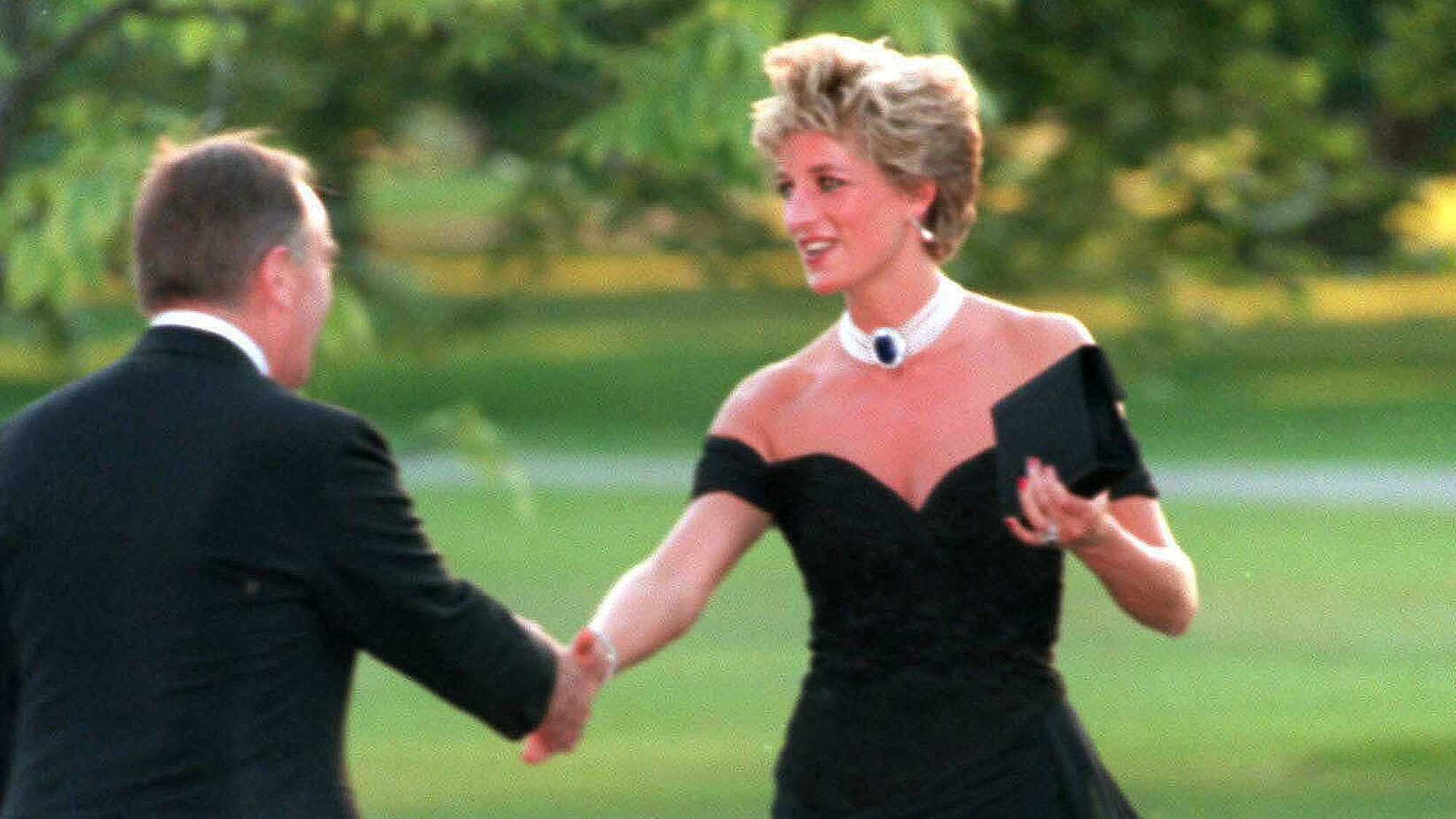 Crown सिरीज में इस एक्ट्रेस ने 'Princess Diana' की रिवेंज ड्रेस का किया ऐसा रिक्रिएशन, देख कर उड़ गए फैंस के होश