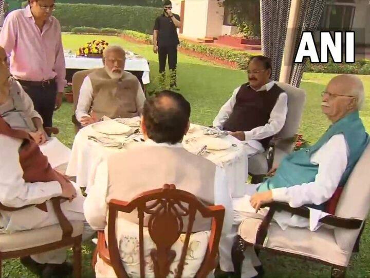 पीएम मोदी ने एक ट्वीट में कहा, ‘‘सम्मानीय लालकृष्णा आडवाणी जी को जन्मदिन की शुभकामनाएं. उनके लंबे व स्वस्थ जीवन की कामना करता हूं. लोगों को सशक्त करने और हमारे सांस्कृतिक गौरव को बढ़ाने के लिए उन्होंने जो प्रयास किए, देश इसके लिए उनका ऋणी रहेगा. विद्वता व बुद्धिमत्ता के लिए भी उनका हर ओर सम्मान किया जाता है.’’