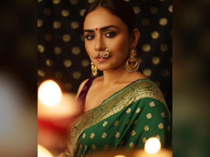 नथ, कानातले आणि हिरव्या रंगाची साडी अमृताचे सौंदर्य खुलवण्यास मदत करते आहे.