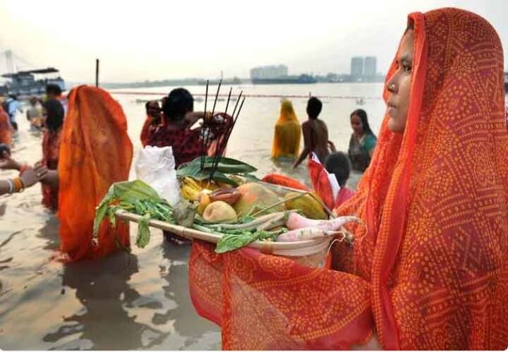 हिंदू धर्म की किसी भी पूजा में सुपारी का खास महत्व है.किसी भी पूजा का संकल्प बिना पान सुपारी नहीं होता है. सुपारी पर देवी लक्ष्मी का प्रभाव माना जाता है.छठी मैया को भी सुपारी चढ़ाई जाती है.