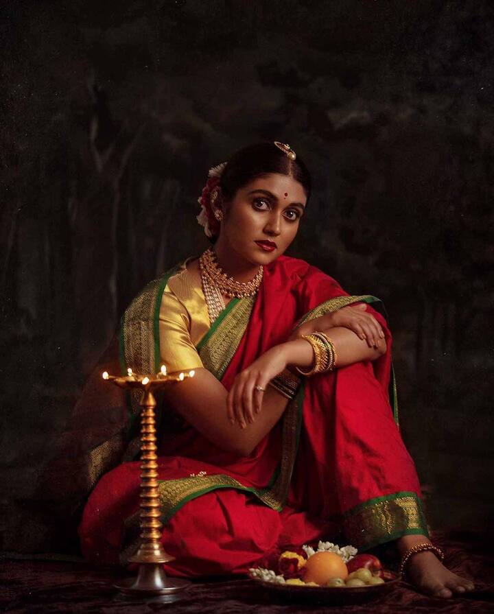 या फोटोमध्ये रिंकूने लाल नऊवारी साडी परिधान केलीये, हिरव्या बांगड्या सोनेरी दागिने आणि एथनिक स्टाईल मध्ये रिंकू जुन्या चित्रपटामधील अभिनेत्री दिसतीये..  (photo credit: rinku rajguru:instagram)