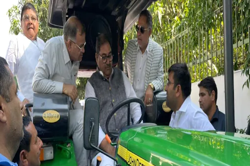 Vidhan Sabha 'ਚ ਟਰੈਕਟਰ 'ਤੇ ਪਹੁੰਚੇ Abhay Chautala | Abp Sanjha | Punjabi News