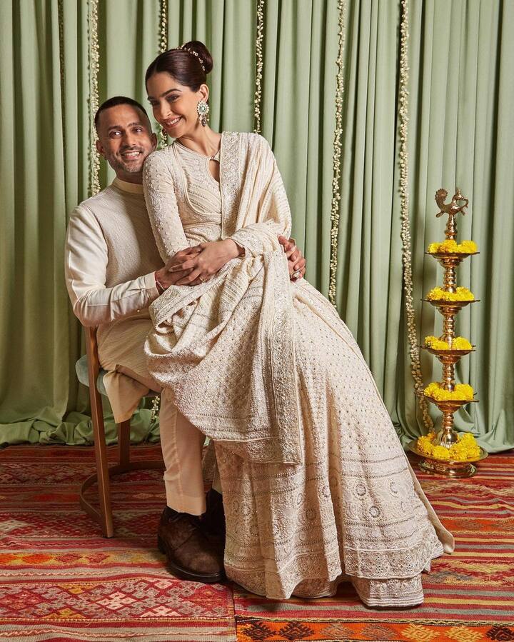 सोनम कपूर और आनंद आहूजा के लिए ये दिवाली काफी खास रही. दरअसल, कपल से ये दिवाली अपने लंदन वाले नए घर में सेलिब्रेट की है.