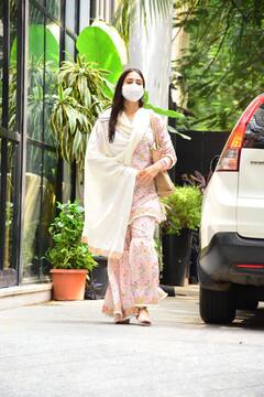 Sara Ali Khan Photos: देसी लुक में Sara Ali Khan की इस दिलकश अंदाज ने बनाया फैन्स को दीवाना, देखें Photos